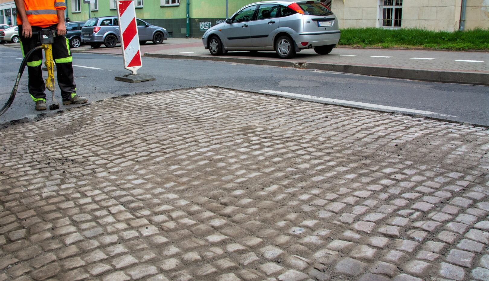 Drogowcy odsłaniają bruk w centrum Olsztyna