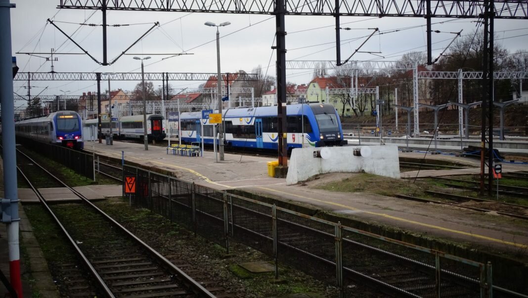 csm_Stacja_Olsztyn_Glowny__pociagi_przy_peronach_fot._Andrzej_Puzewicz_9db15ae87a