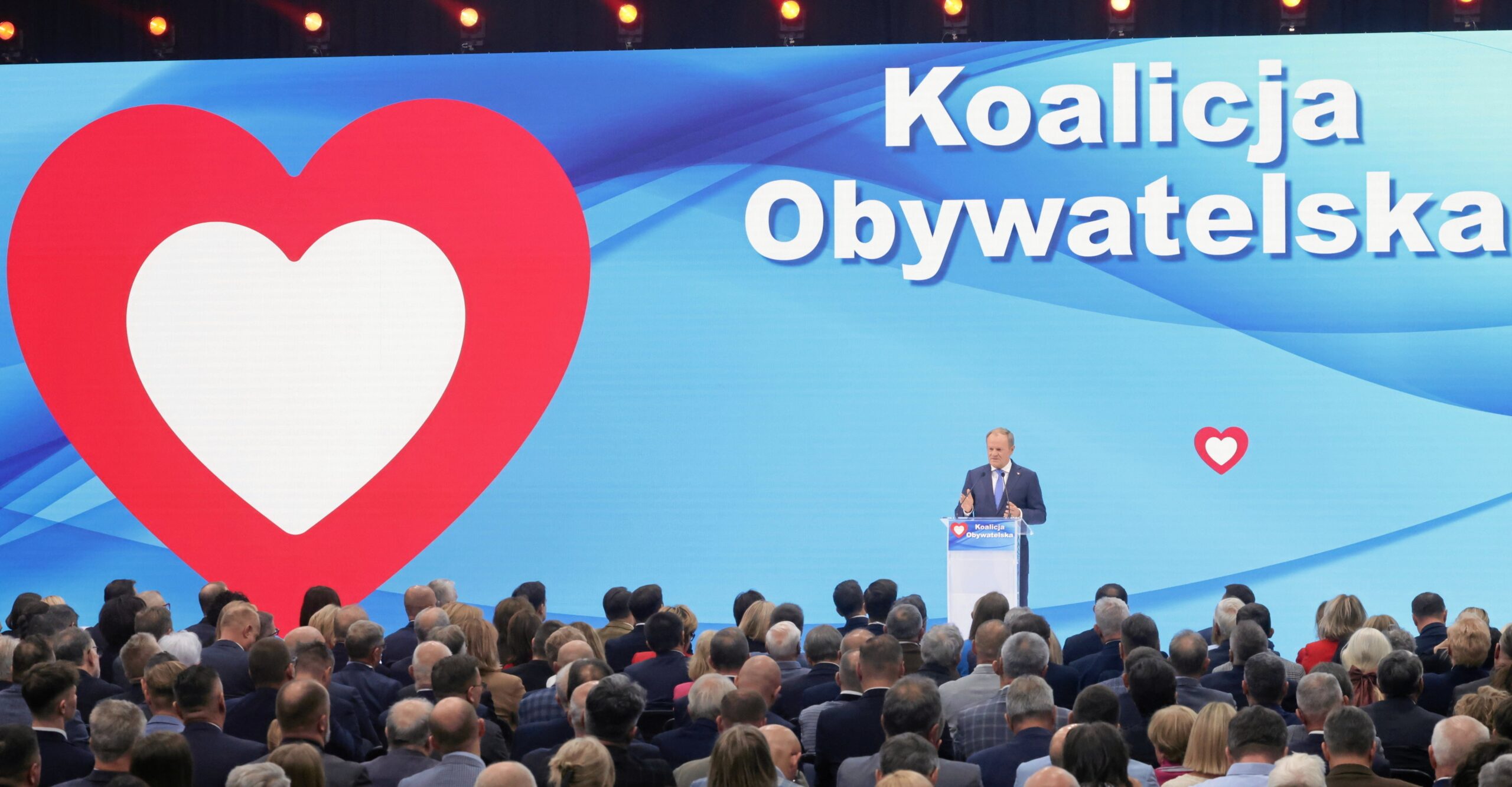 Główna partia rządząca w Polsce zmienia nazwę i łączy się z młodszymi partnerami