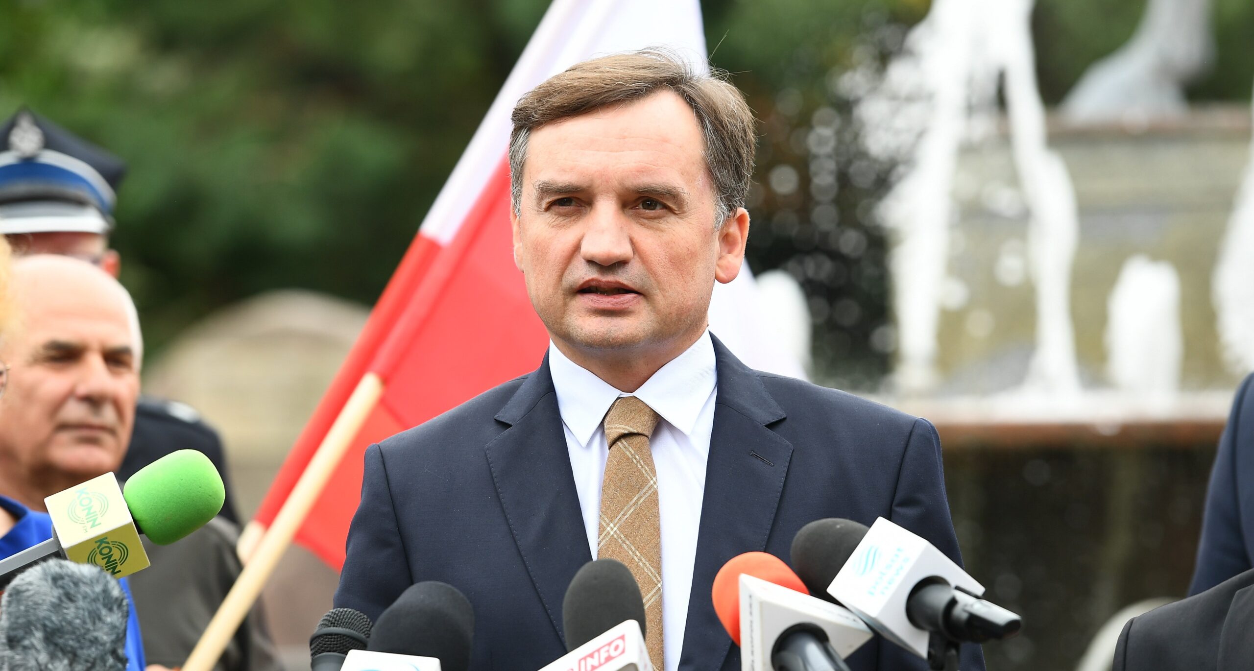 Były minister sprawiedliwości Ziobro mówi, iż wróci do Polski, aby stanąć przed zarzutami, „kiedy przywrócone zostaną praworządność”