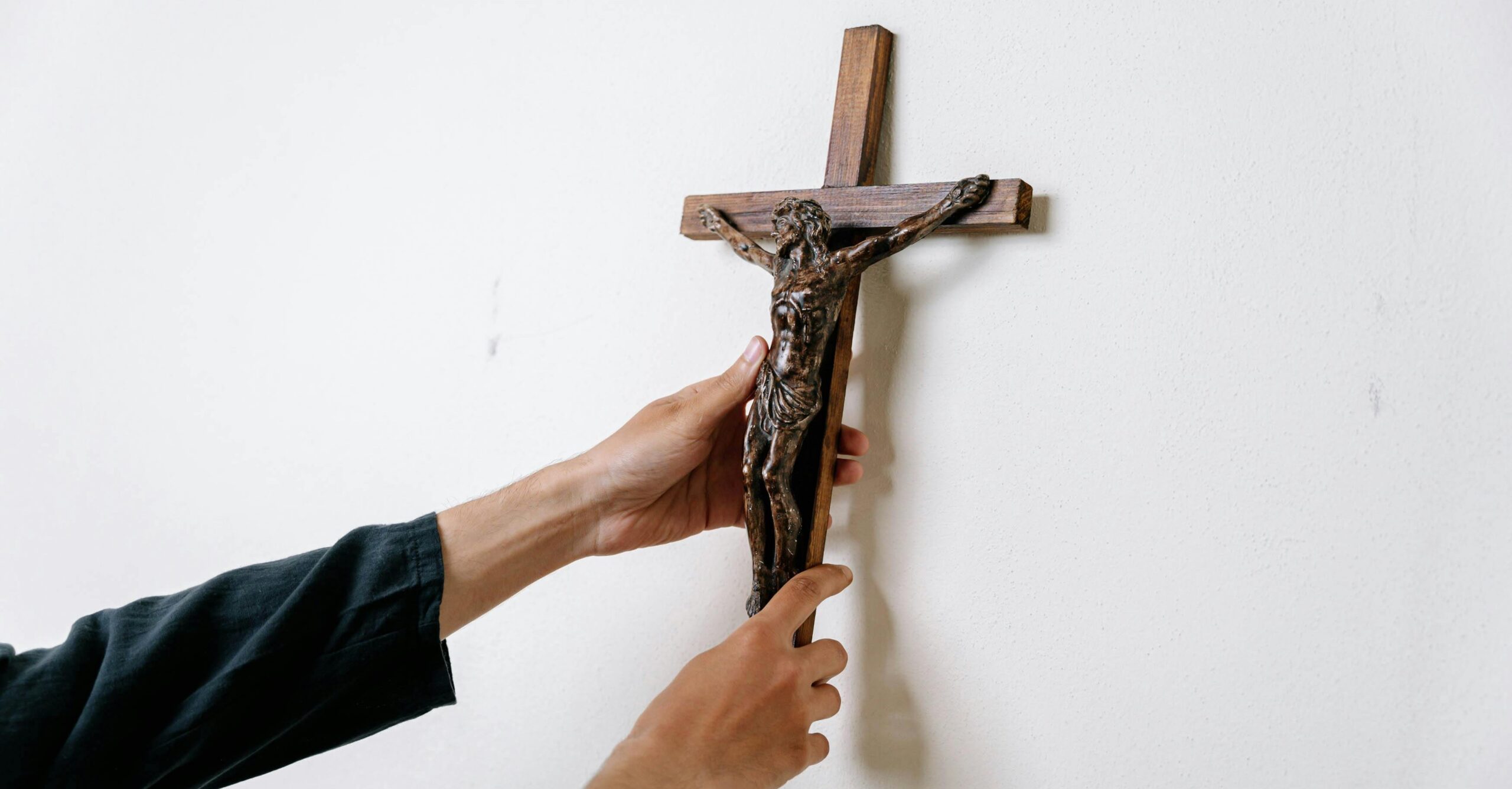 Polski urzędnik, który usunął krzyż z urzędu publicznego, został uniewinniony z zarzutu obrazy uczuć religijnych